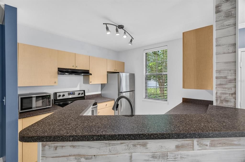 For Sale: $300,000 (1 beds, 1 baths, 1057 Square Feet)