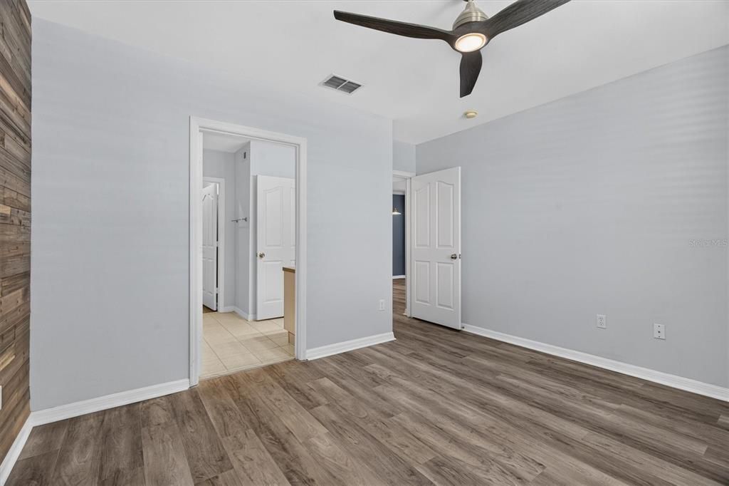 For Sale: $300,000 (1 beds, 1 baths, 1057 Square Feet)