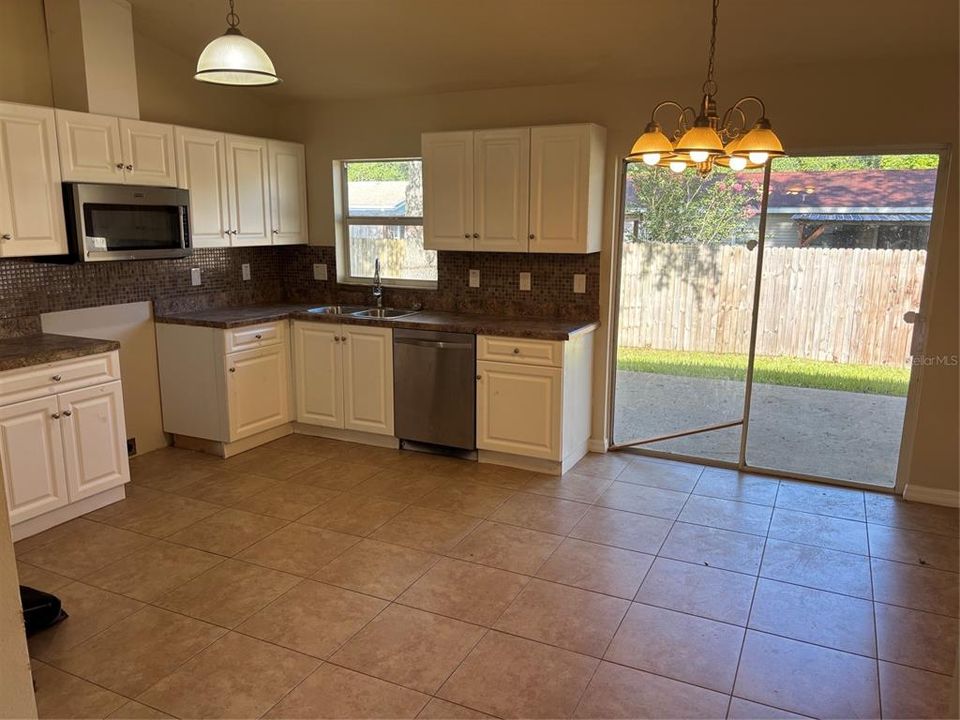En Venta: $299,900 (3 camas, 2 baños, 1324 Pies cuadrados)