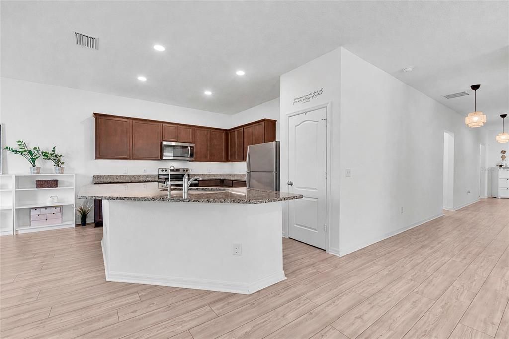 For Sale: $320,000 (3 beds, 2 baths, 1747 Square Feet)