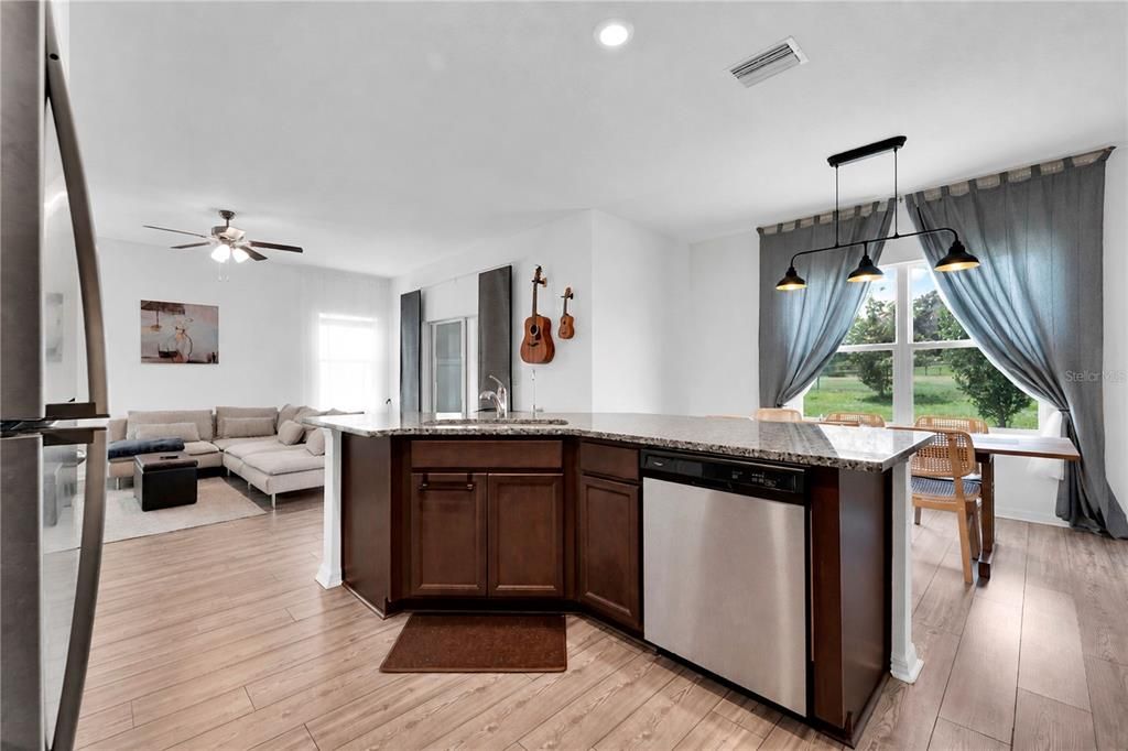 For Sale: $320,000 (3 beds, 2 baths, 1747 Square Feet)