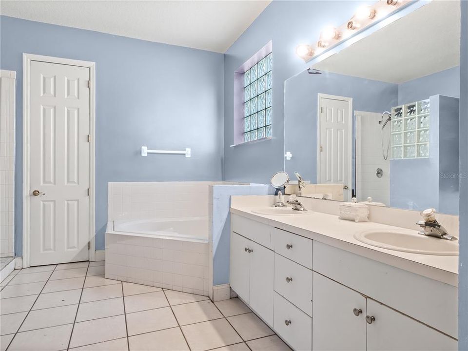 For Sale: $360,000 (4 beds, 2 baths, 1759 Square Feet)