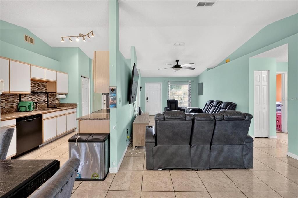 Active With Contract: $200,000 (3 beds, 2 baths, 1314 Square Feet)