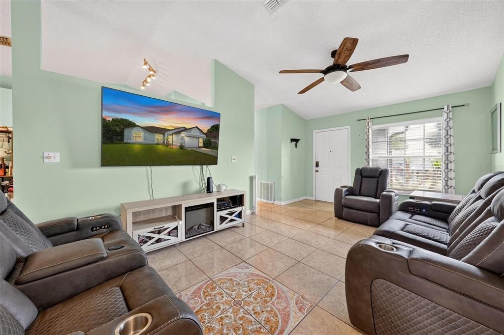 Active With Contract: $200,000 (3 beds, 2 baths, 1314 Square Feet)