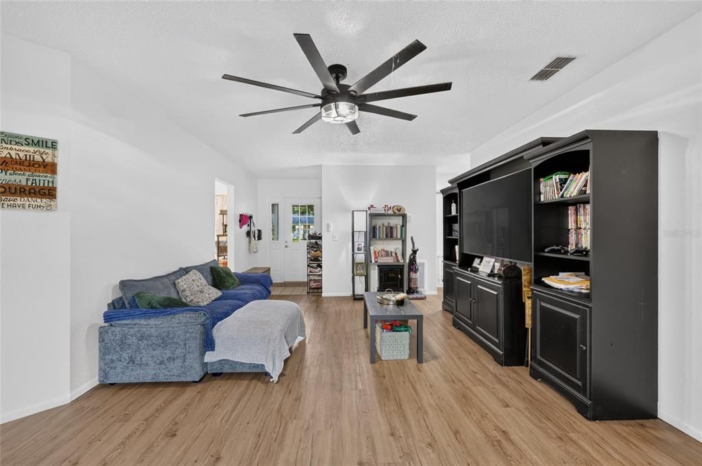 En Venta: $209,900 (3 camas, 2 baños, 1148 Pies cuadrados)