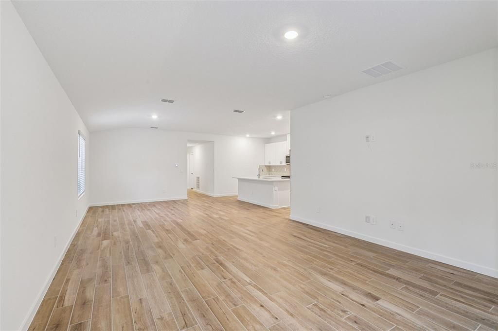 En Venta: $318,990 (4 camas, 3 baños, 1842 Pies cuadrados)