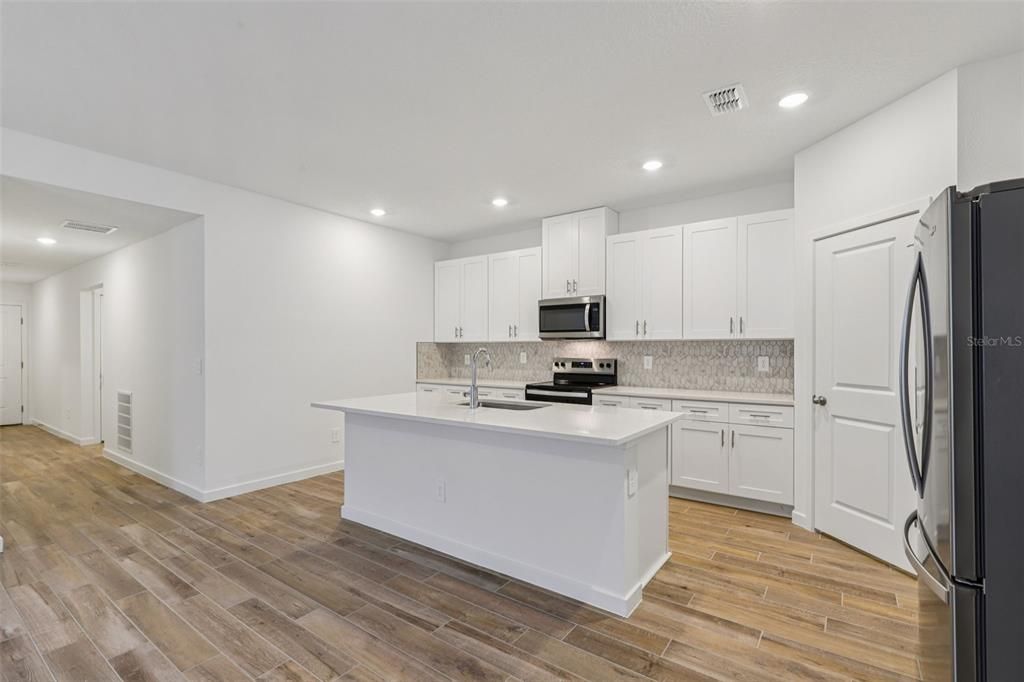En Venta: $318,990 (4 camas, 3 baños, 1842 Pies cuadrados)