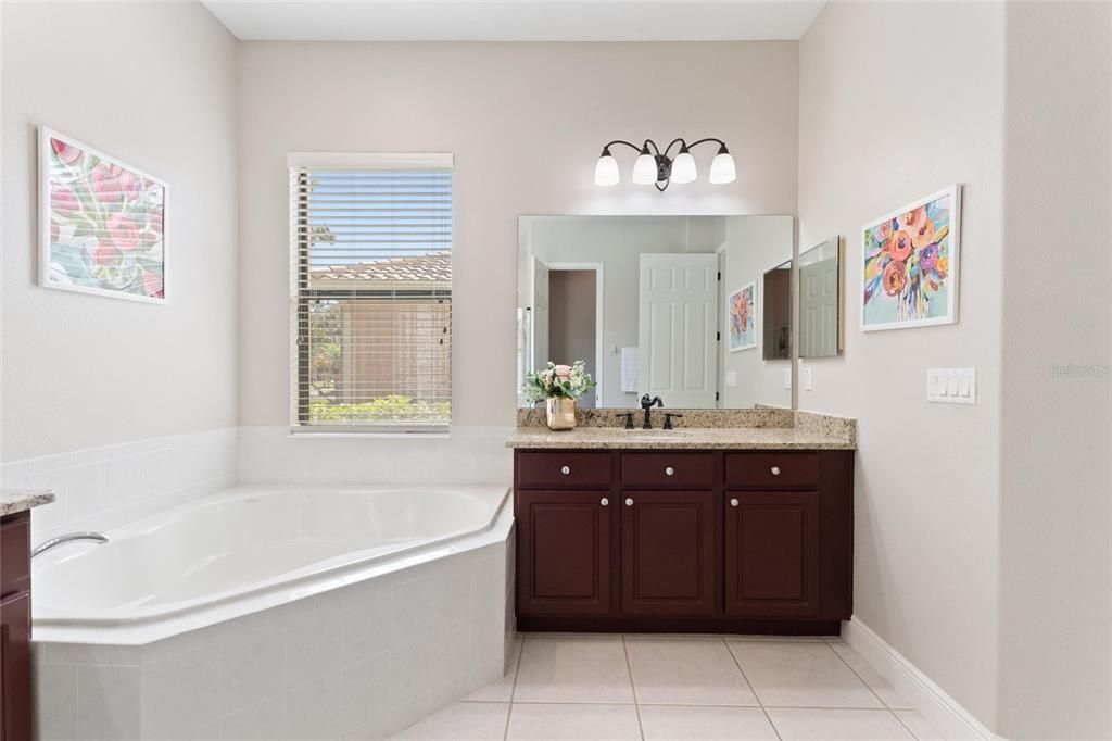 En Venta: $569,000 (4 camas, 3 baños, 3110 Pies cuadrados)