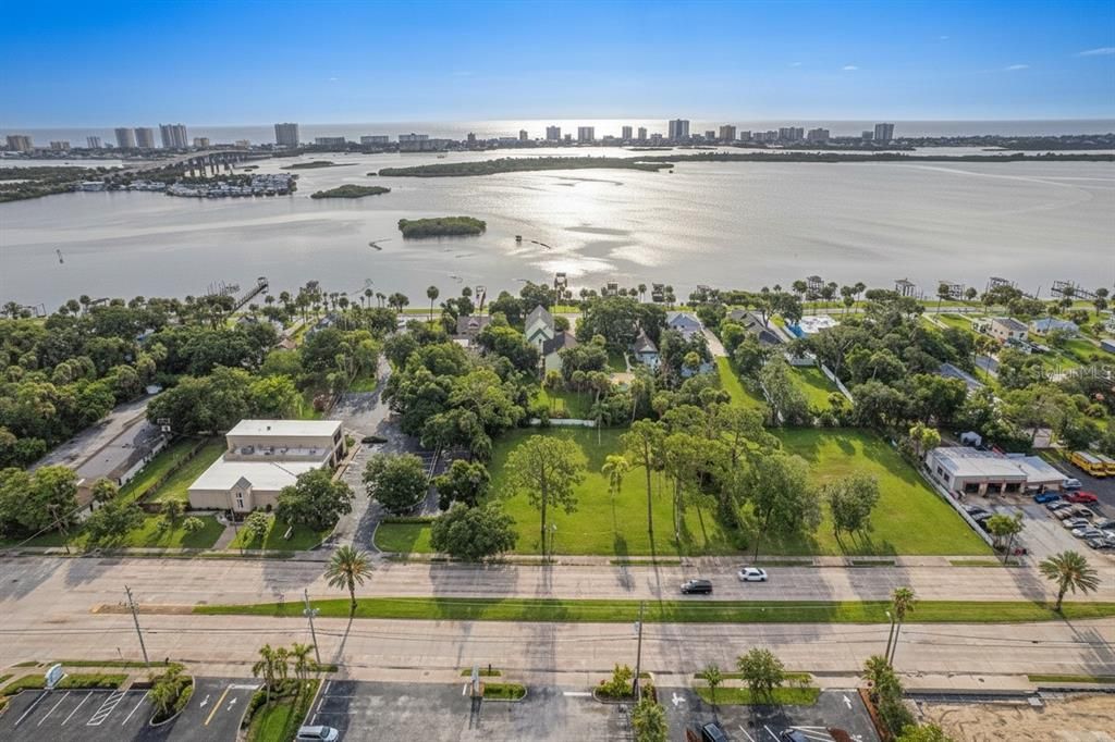 На продажу: $399,000 (0.74 acres)