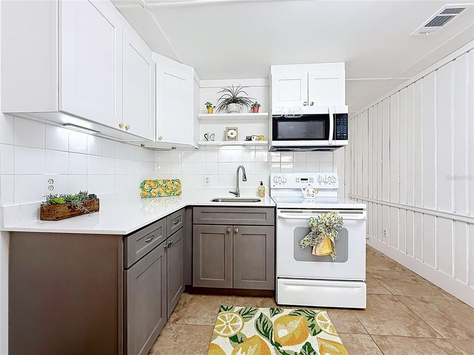 For Sale: $160,000 (2 beds, 1 baths, 680 Square Feet)