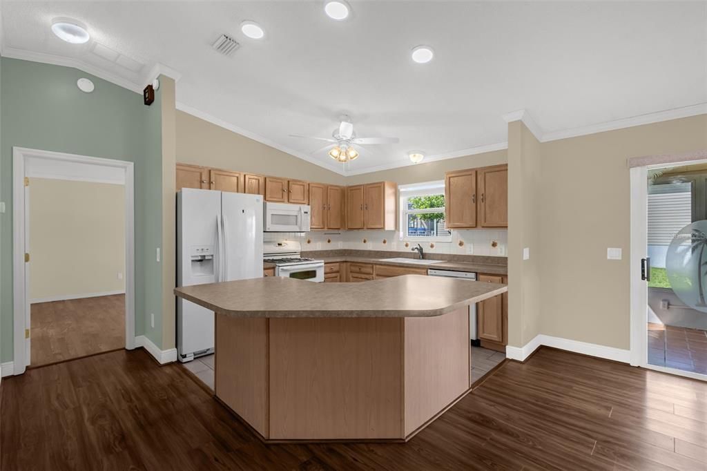 For Sale: $299,900 (3 beds, 2 baths, 1392 Square Feet)
