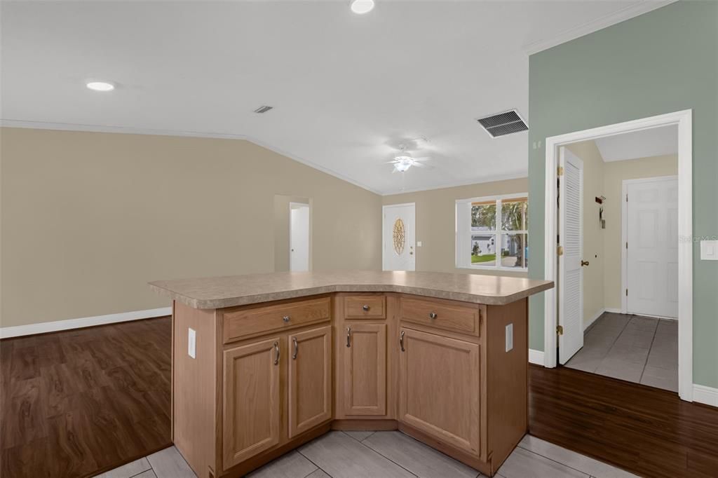 For Sale: $299,900 (3 beds, 2 baths, 1392 Square Feet)