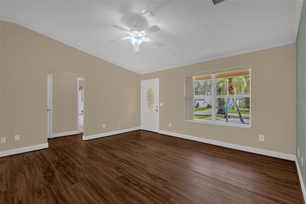 For Sale: $299,900 (3 beds, 2 baths, 1392 Square Feet)