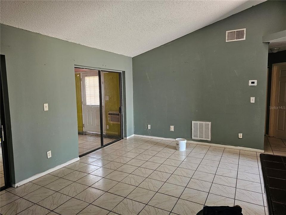 For Rent: $1,625 (3 beds, 2 baths, 1053 Square Feet)