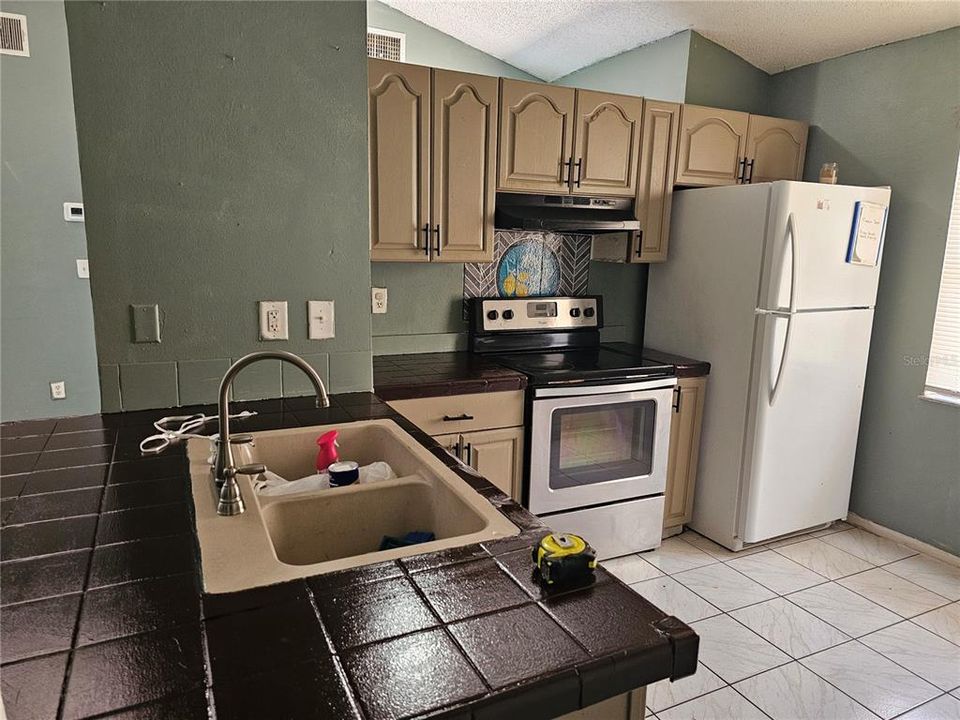 For Rent: $1,625 (3 beds, 2 baths, 1053 Square Feet)
