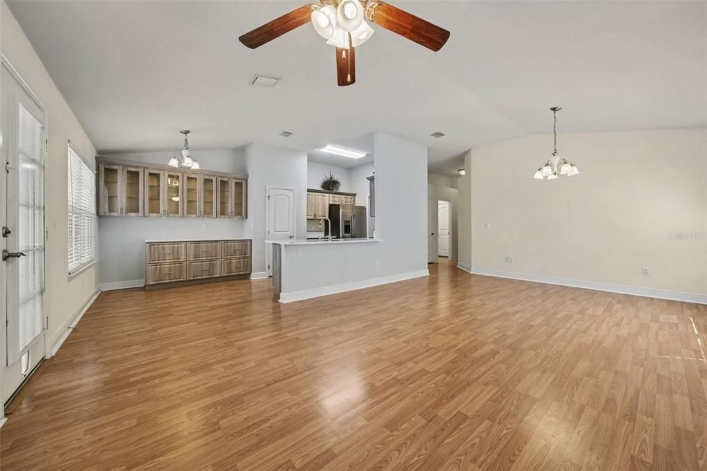 Activo con contrato: $404,000 (3 camas, 2 baños, 1950 Pies cuadrados)