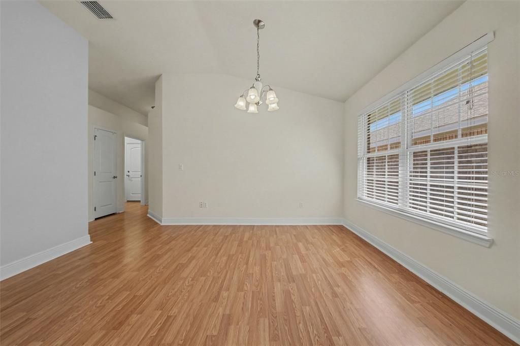 Activo con contrato: $404,000 (3 camas, 2 baños, 1950 Pies cuadrados)