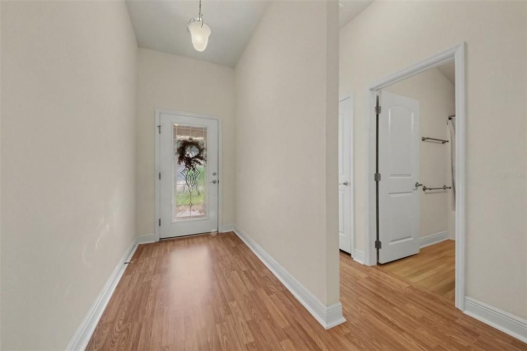 Activo con contrato: $404,000 (3 camas, 2 baños, 1950 Pies cuadrados)
