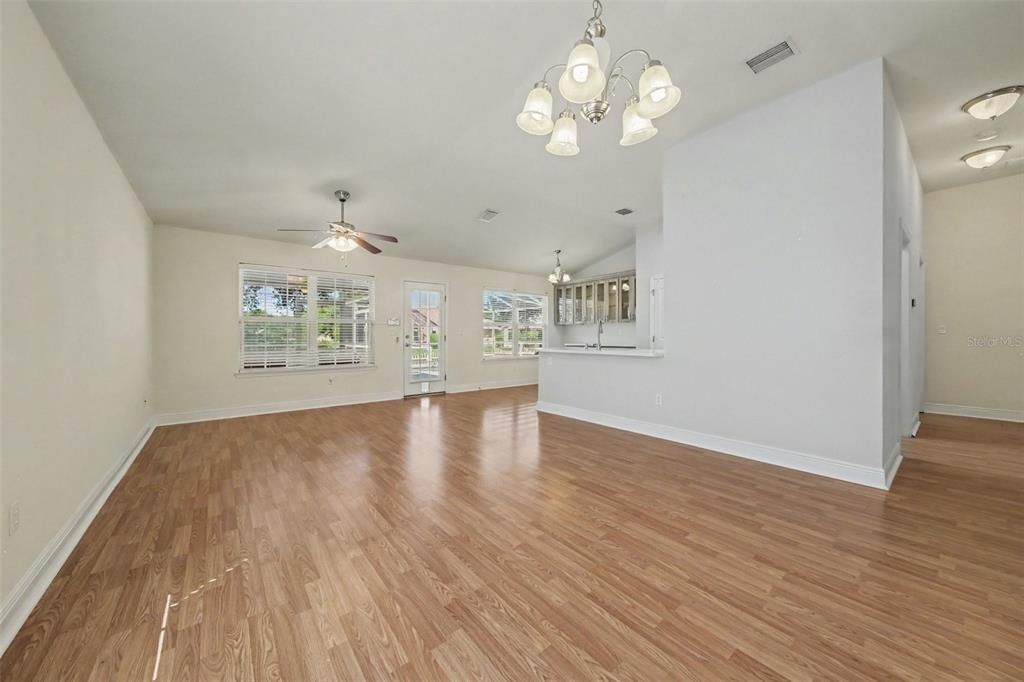 Activo con contrato: $404,000 (3 camas, 2 baños, 1950 Pies cuadrados)