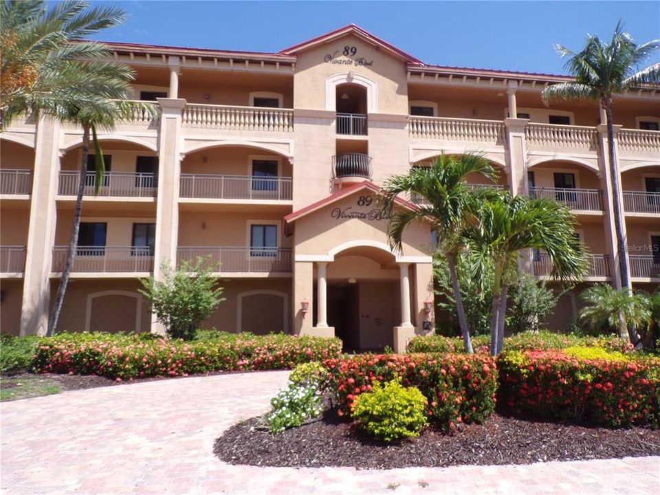 For Rent: $2,900 (3 beds, 3 baths, 2338 Square Feet)