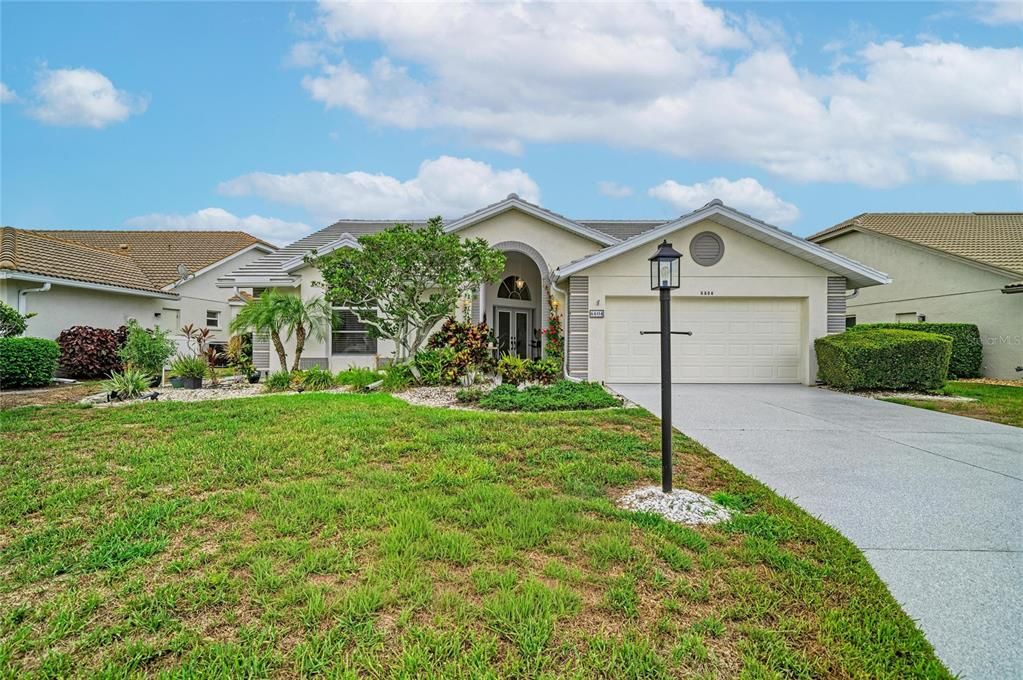 For Sale: $599,000 (3 beds, 3 baths, 2071 Square Feet)