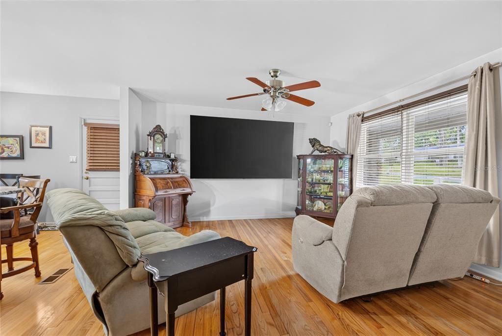For Sale: $349,900 (3 beds, 2 baths, 1944 Square Feet)