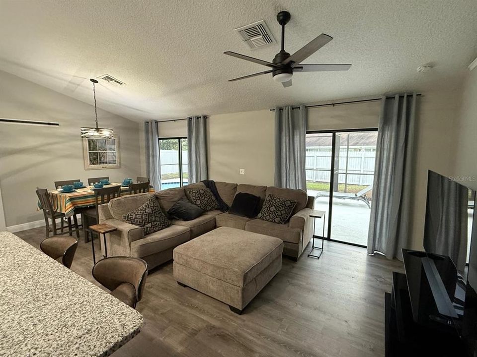 For Sale: $399,000 (3 beds, 2 baths, 1275 Square Feet)