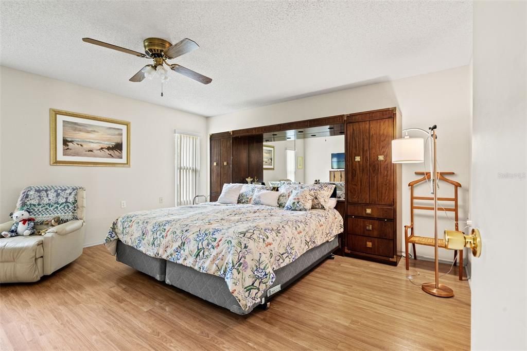 For Sale: $279,900 (2 beds, 2 baths, 1957 Square Feet)