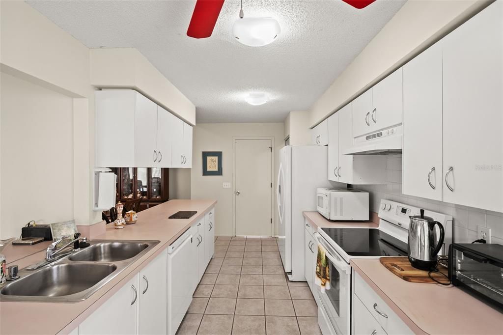For Sale: $279,900 (2 beds, 2 baths, 1957 Square Feet)