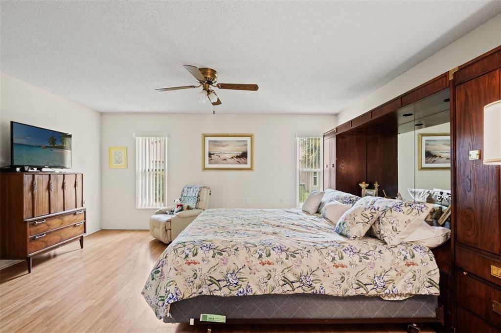 For Sale: $279,900 (2 beds, 2 baths, 1957 Square Feet)