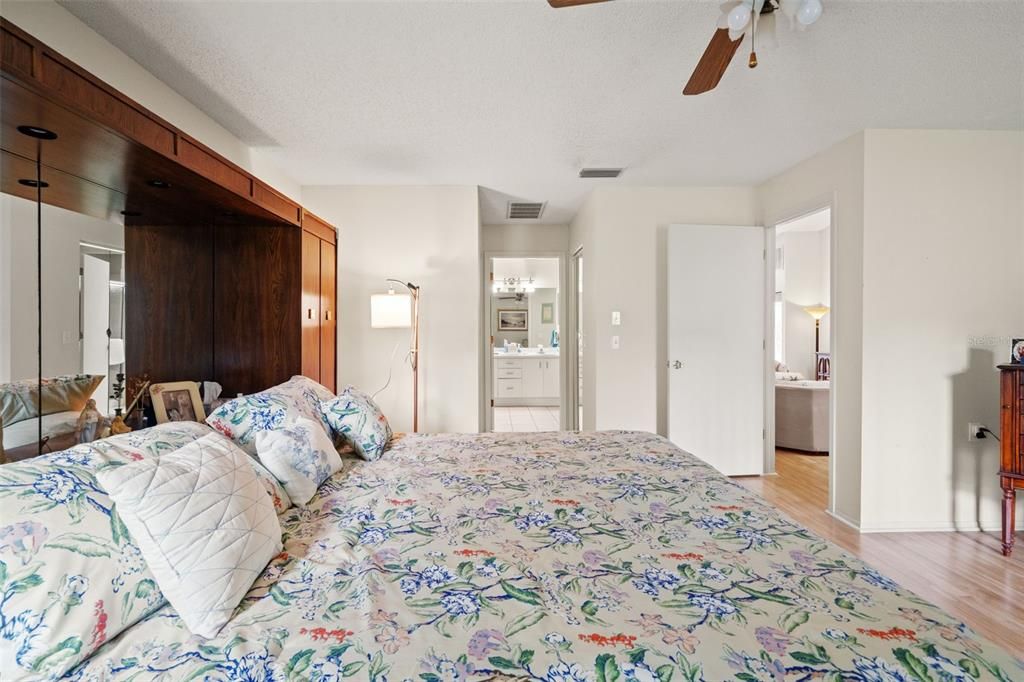 For Sale: $279,900 (2 beds, 2 baths, 1957 Square Feet)