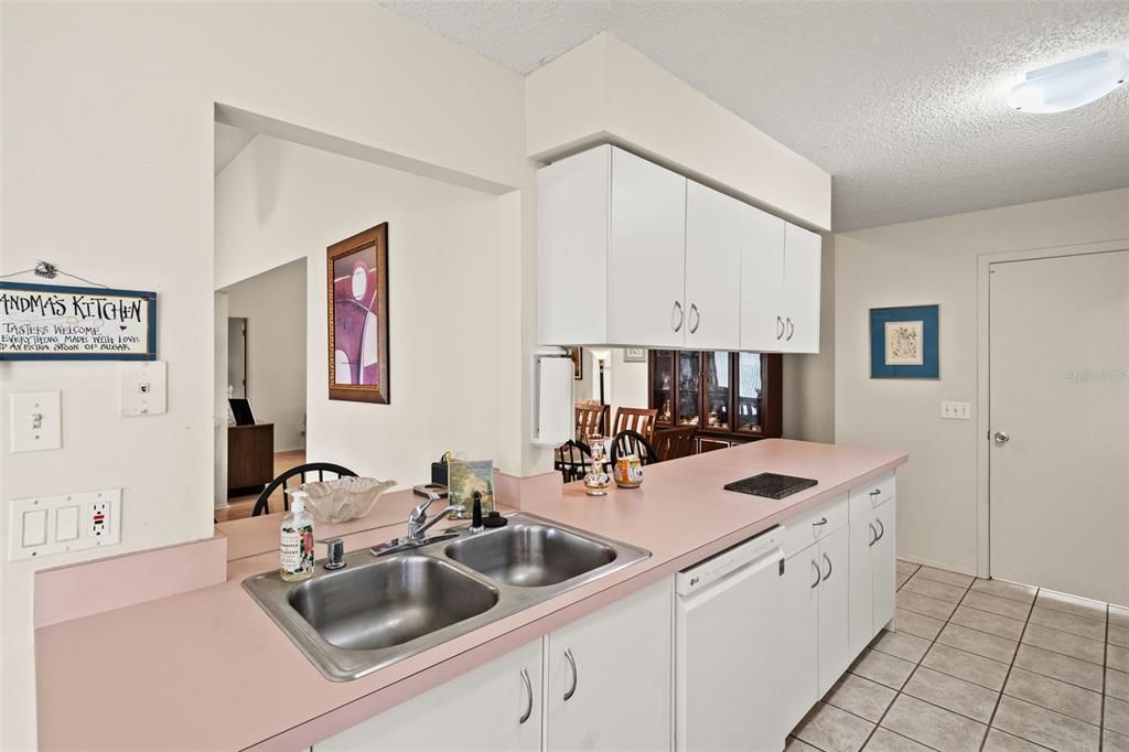 For Sale: $279,900 (2 beds, 2 baths, 1957 Square Feet)