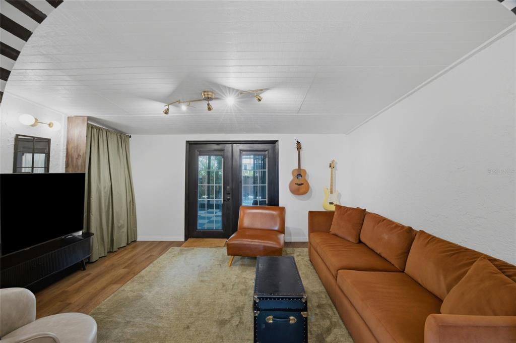 На продажу: $229,500 (2 спален, 2 ванн, 1178 Квадратных фут)