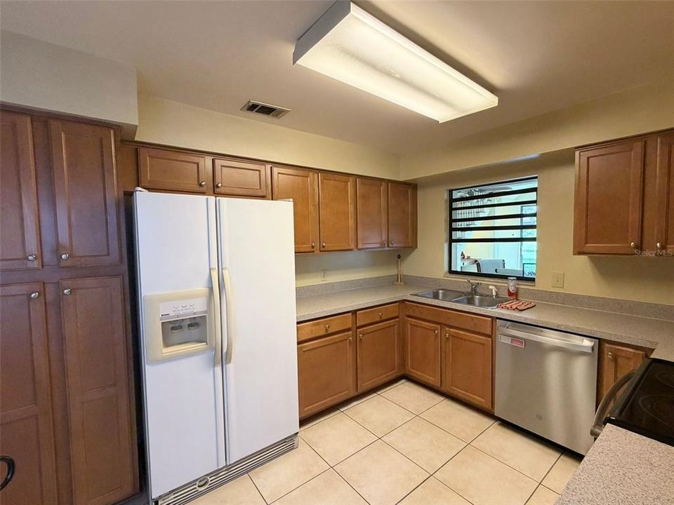 В аренду: $2,595 (4 спален, 3 ванн, 2431 Квадратных фут)