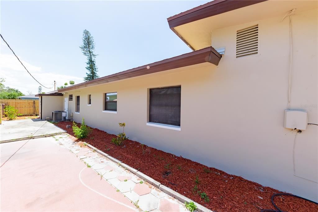 For Sale: $450,000 (3 beds, 2 baths, 1425 Square Feet)