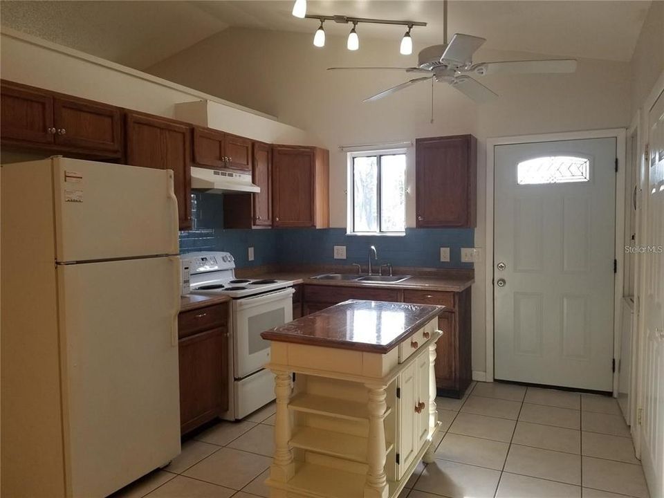 For Rent: $2,100 (2 beds, 2 baths, 1209 Square Feet)