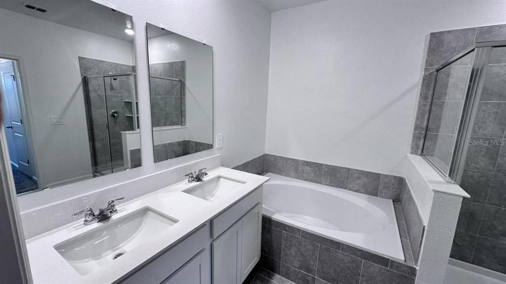 En Venta: $382,000 (4 camas, 3 baños, 1944 Pies cuadrados)