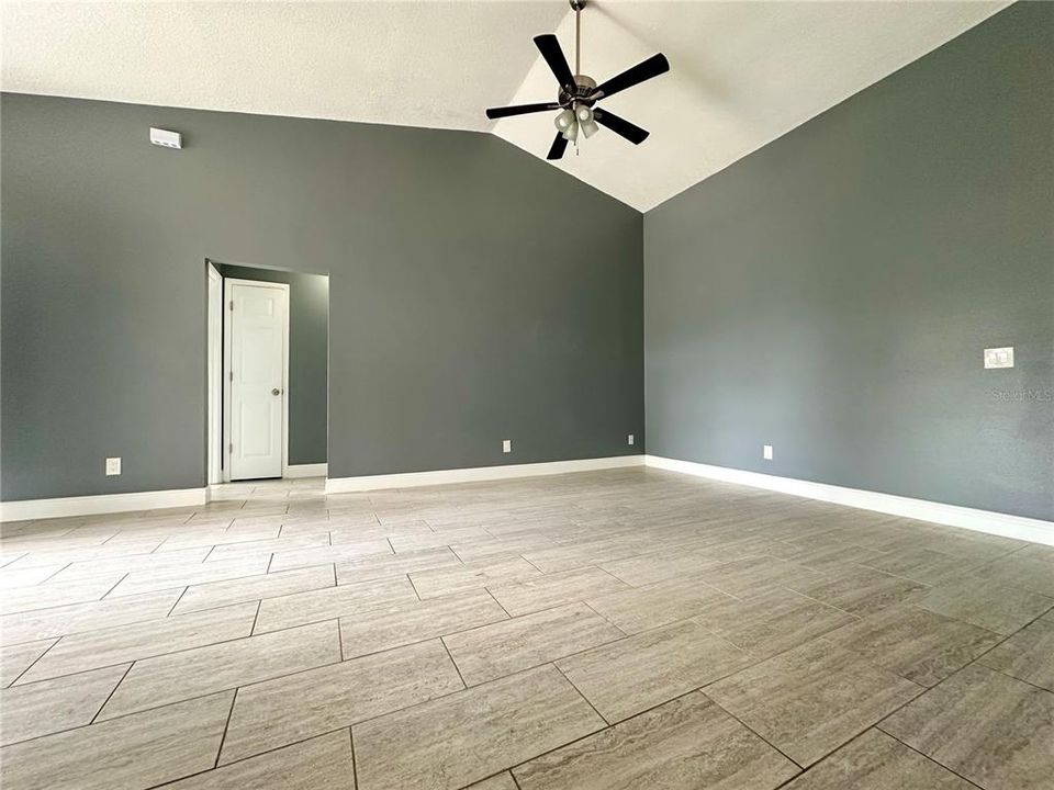 Activo con contrato: $2,595 (3 camas, 2 baños, 1518 Pies cuadrados)