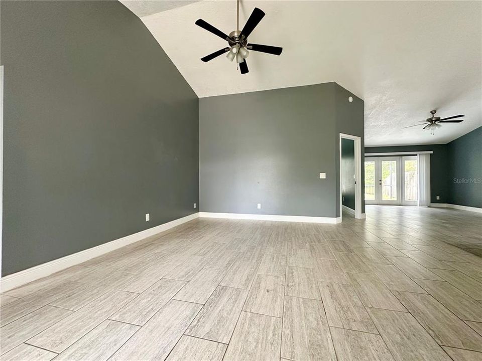 Activo con contrato: $2,595 (3 camas, 2 baños, 1518 Pies cuadrados)