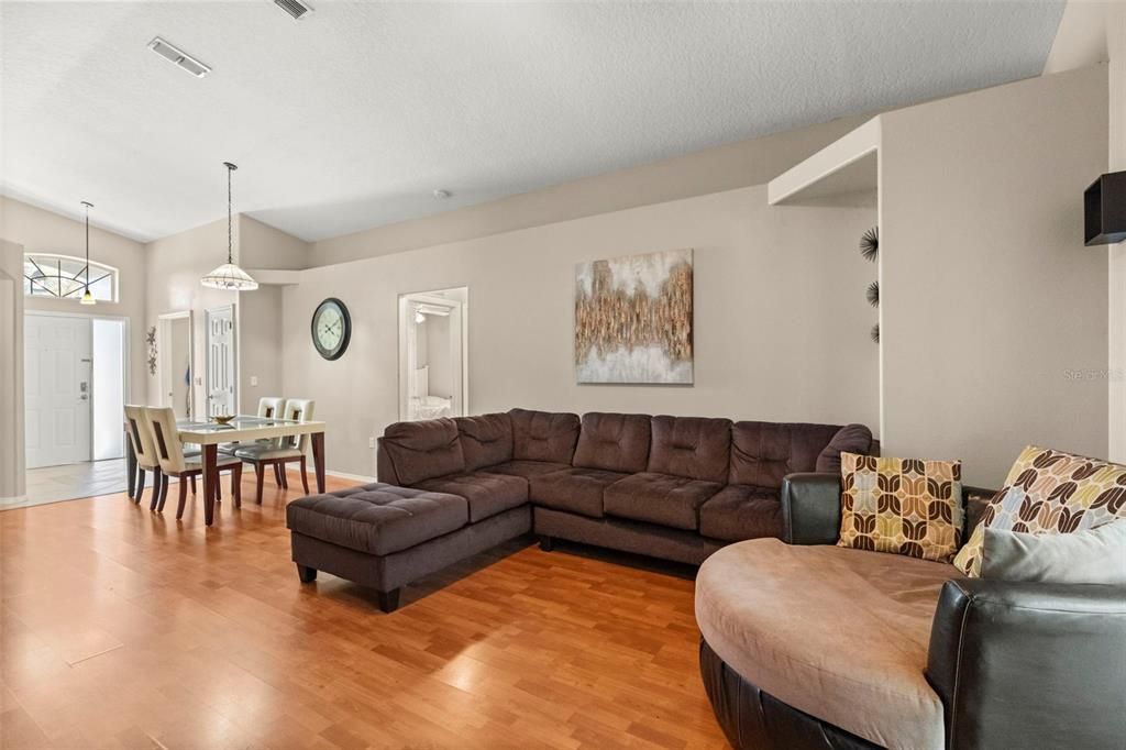 En Venta: $368,900 (4 camas, 2 baños, 1496 Pies cuadrados)