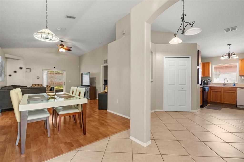 En Venta: $368,900 (4 camas, 2 baños, 1496 Pies cuadrados)