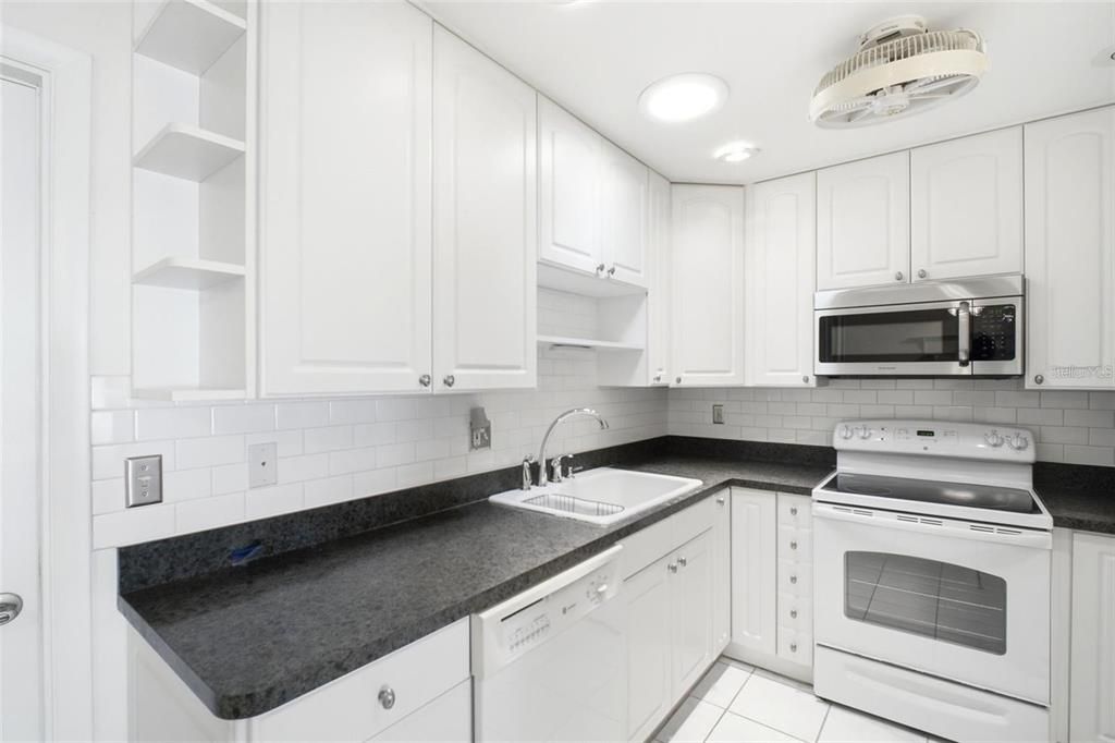 На продажу: $184,900 (2 спален, 2 ванн, 1000 Квадратных фут)