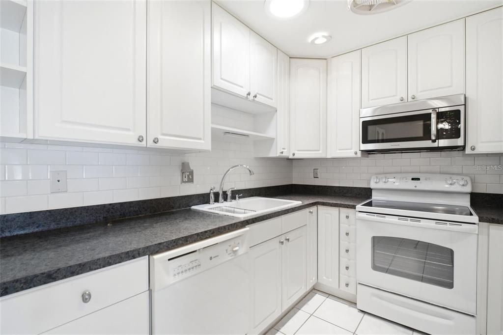 На продажу: $184,900 (2 спален, 2 ванн, 1000 Квадратных фут)