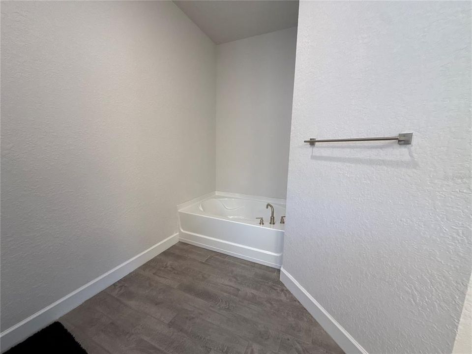 For Rent: $2,095 (4 beds, 2 baths, 1825 Square Feet)