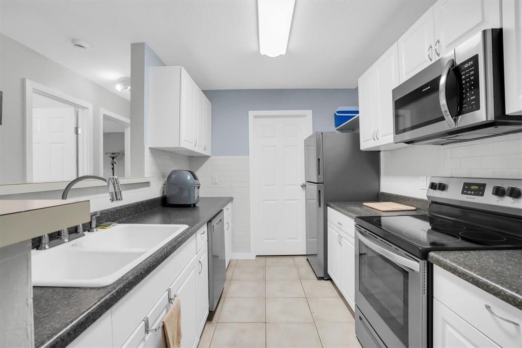For Sale: $160,000 (2 beds, 2 baths, 890 Square Feet)