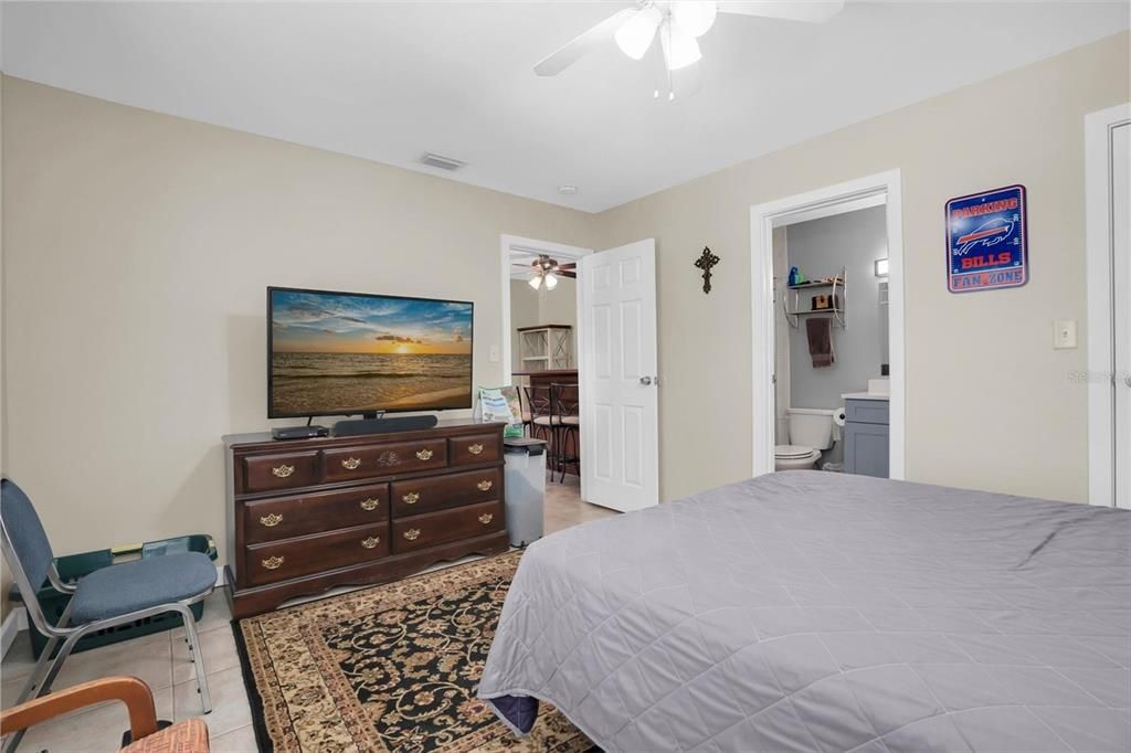 For Sale: $160,000 (2 beds, 2 baths, 890 Square Feet)