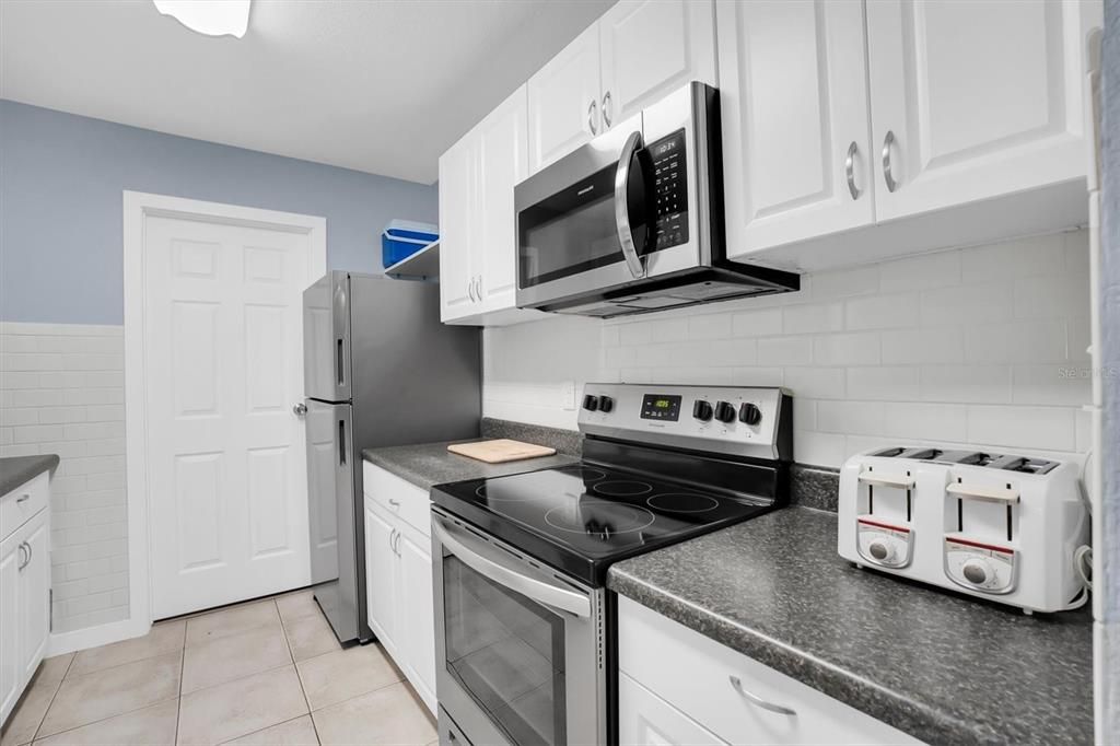 For Sale: $160,000 (2 beds, 2 baths, 890 Square Feet)
