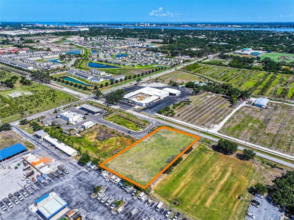 На продажу: $750,000 (1.06 acres)