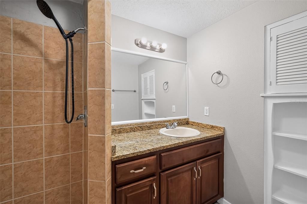 Activo con contrato: $325,000 (2 camas, 2 baños, 1250 Pies cuadrados)