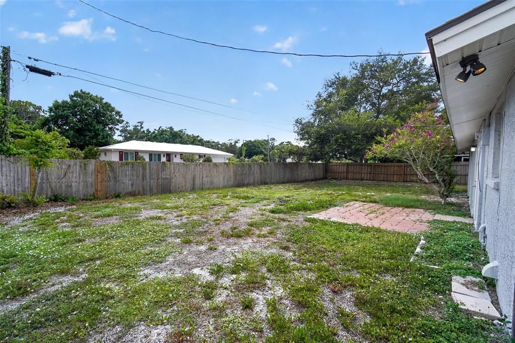 Activo con contrato: $325,000 (2 camas, 2 baños, 1250 Pies cuadrados)